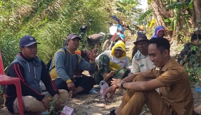 Tanpa Sekat, Lurah Bentengnge Duduk Bersama Petani di Pinggir Sawah