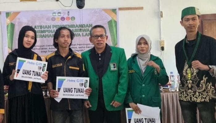 HMI Gandeng Bulog dan PLN UP3 Pinrang Salurkan Beasiswa Lafran untuk Mahasiswa Yatim Piatu di ICP